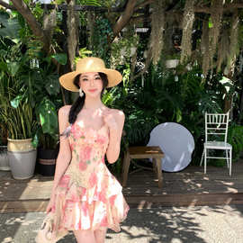 海边穿搭法式温柔粉色碎花吊带连衣裙女夏收腰显瘦荷叶边a字裙