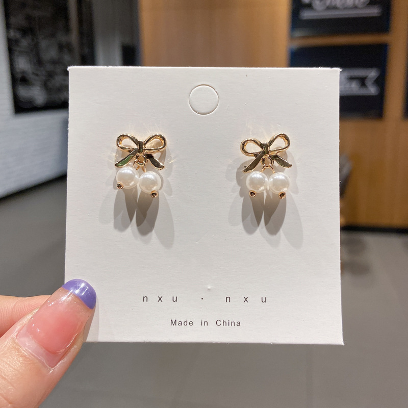 Luz de lujo de alto nivel nicho de diseño femenino sensación de aretes de bordilla temperamento perla asimetría joyería perla al por mayor