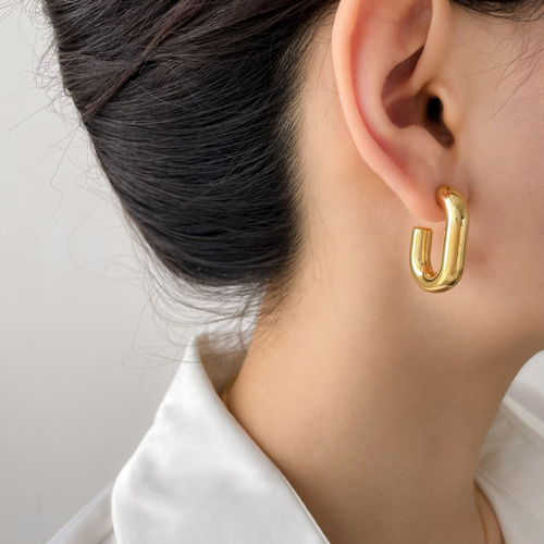 Elegant U-shaped hollow G-style earrings for women, made of 18K gold and stainless steel, featuring a cool and chic European and American style, with a titanium steel design that exudes a sophisticated vibe.