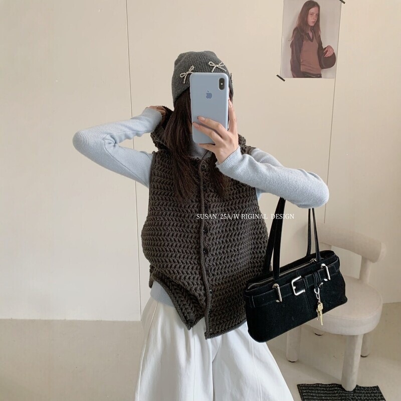 Women's chunky knit cardigan vest with hood, 2026 autumn/winter casual loose fit, layered look, youthful style Women's chunky knit cardigan vest with hood, 2026 autumn/winter casual loose fit, layered look, youthful style