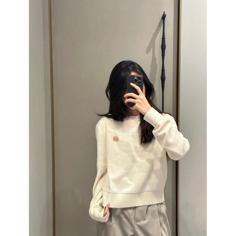 25年 ショート丈 スリムフィット 長袖 丸首 ニットセーター レディース インナー トップス 刺繍ロゴ/刺繍入り|undefined