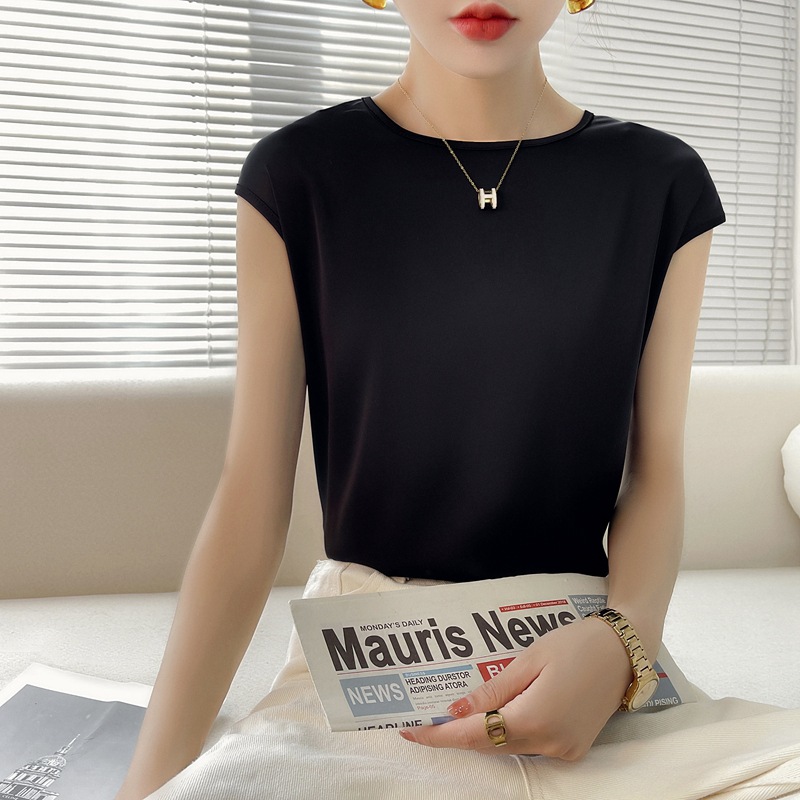 Silk solid short sleeve T-shirt with a round collar