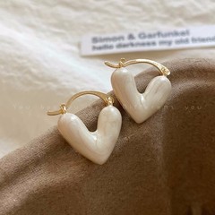 French-style gentle heart-shaped enamel drop earrings for women—elegant, subtly luxurious, uniquely niche, and trendy internet-famous heart-shaped accessories.