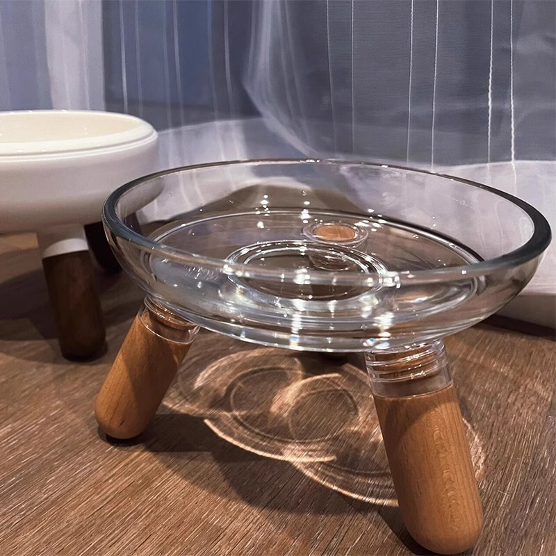 Inherent の猫ボウルと犬ボウルは転倒しにくく、頚椎を保護する高さのあるスタンドで、飲料水を飲むための直径の大きな犬用ボウルです。|undefined