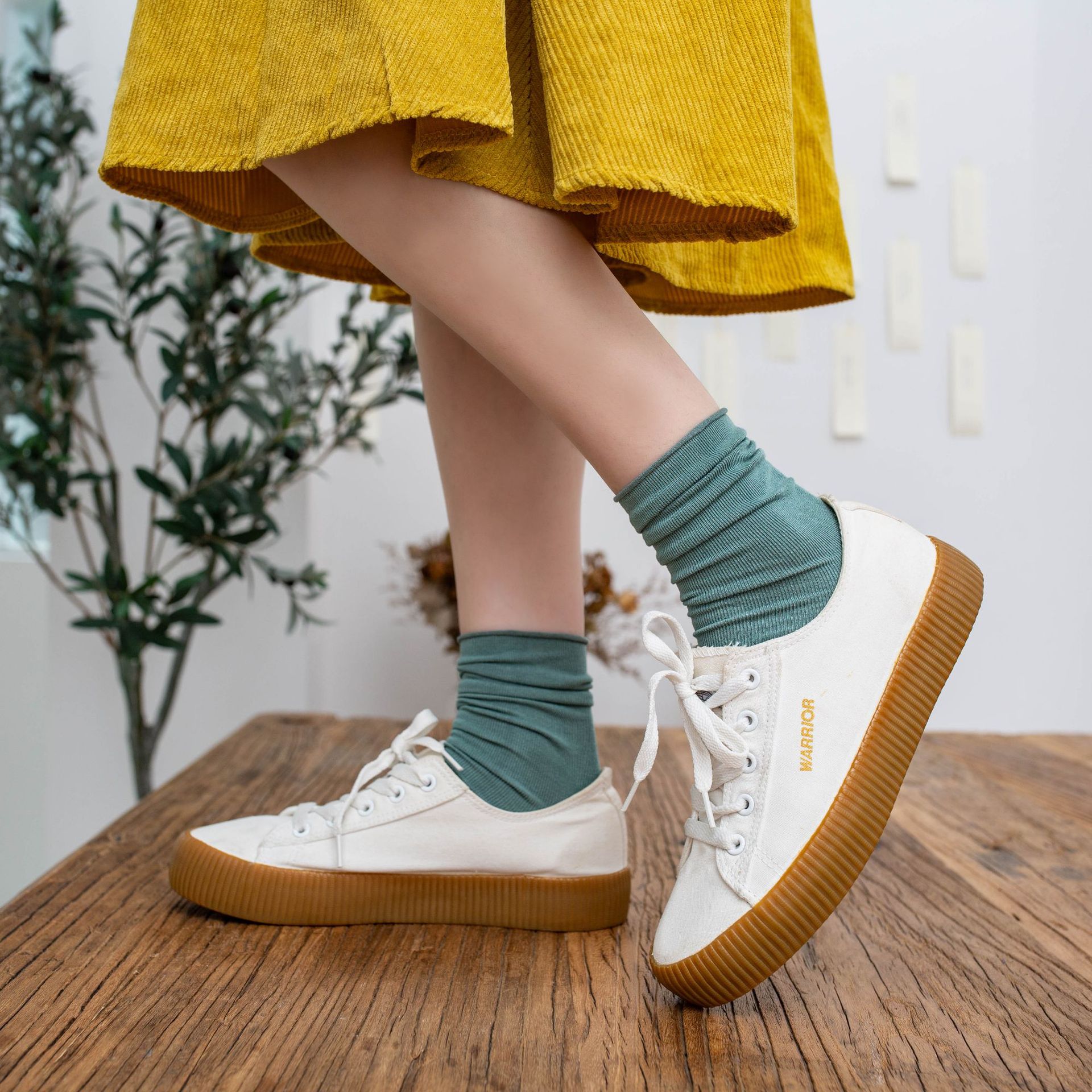 Female Japanese solid color middle tube socks