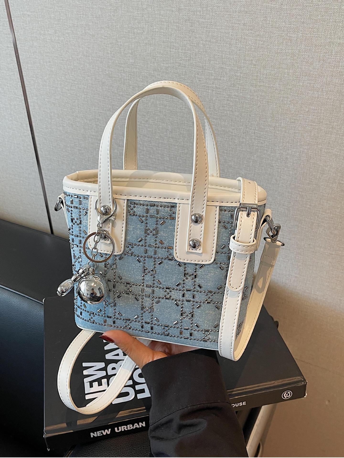 Bolso de cubo de mano popular de verano para mujer 2025 nuevo bolso de hombro de tendencia salvaje estilo occidental bolso de mensajero de viaje de moda