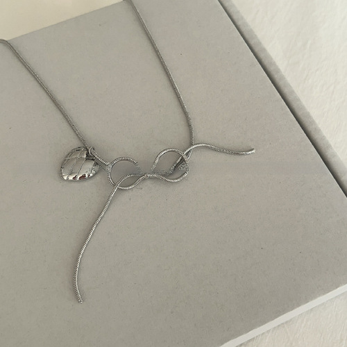 Design stylish silver butterfly knot lock chain, versatile, individual temperament, sweet and cool, fashionable necklace, heart lock chain