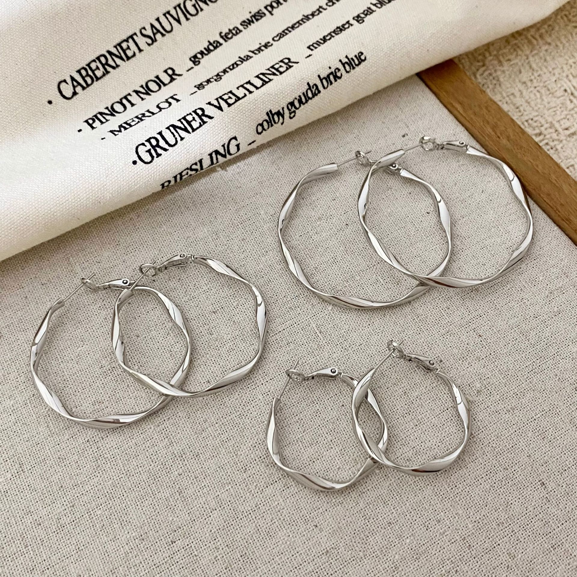 White K-plated copper Mobius twisted hoop earrings for women, 2026 new popular model, light luxury high-end earrings