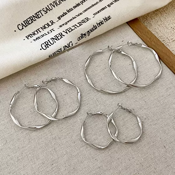White K-plated copper Mobius twisted hoop earrings for women, 2026 new popular model, light luxury high-end earrings