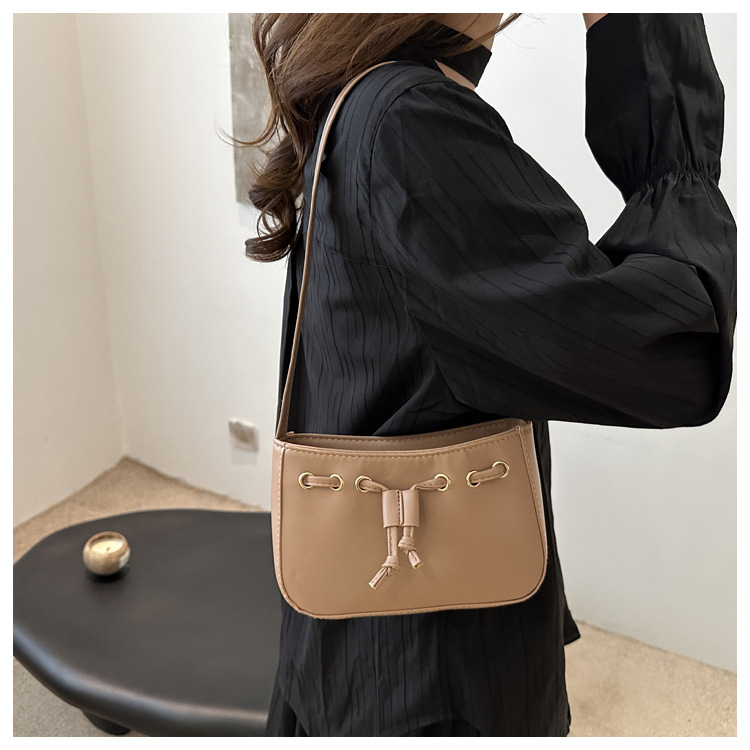 The new autumn/winter 2024 collection of women's bags features a retro and simple Korean-style underarm bag. This year, hand-held bags are in vogue, exuding a sense of sophistication undefined