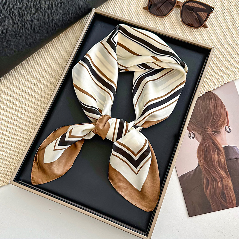 Bufanda de seda, bufanda cuadrada pequeña, sensación de alta gama, nuevo bolso de todo fósforo, pañuelo en la cabeza, cinturón para el cabello con camisa, bufanda decorativa, chal pequeño
