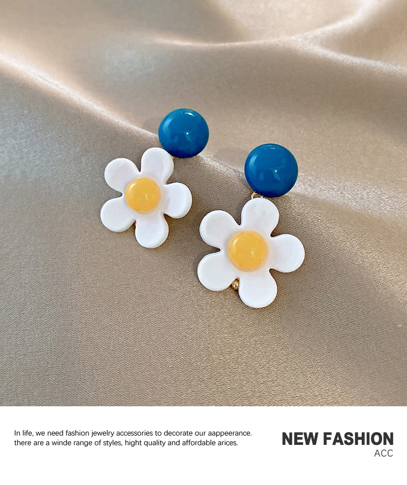 Fashion Simple Geometric Fashion Daisy Earrings Temperament Ear Jewelry display picture 2