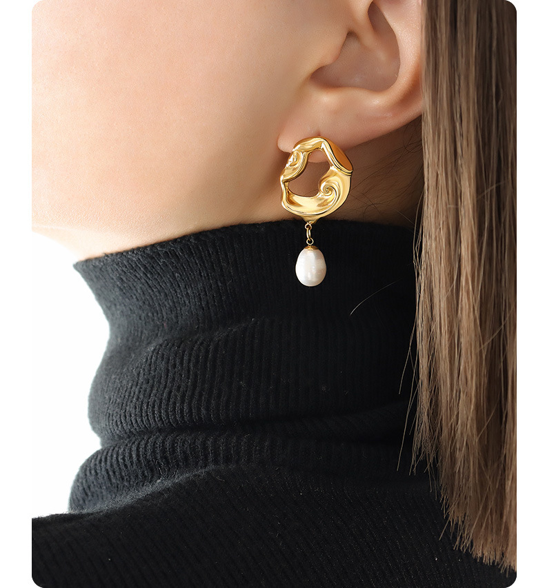 Französische Retro-Licht-Luxus-vergoldete hohle Lava-unregelmäßige Ohrringe für Damen mit Süßwasserperlen-Anhänger, übertriebene Ohrringe_voghion.com