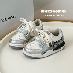 子供のシルバースニーカー Maixiaomai 2025 秋の新ファッションロートップカジュアルシューズ男の子と女の子のバスケットボールシューズ