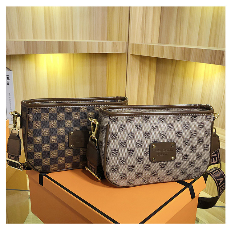 Women's bags 2023 new style versatile printed armpit bag Internet celebrity temperament high-end single shoulder crossbody bag small square bag_voghion.com