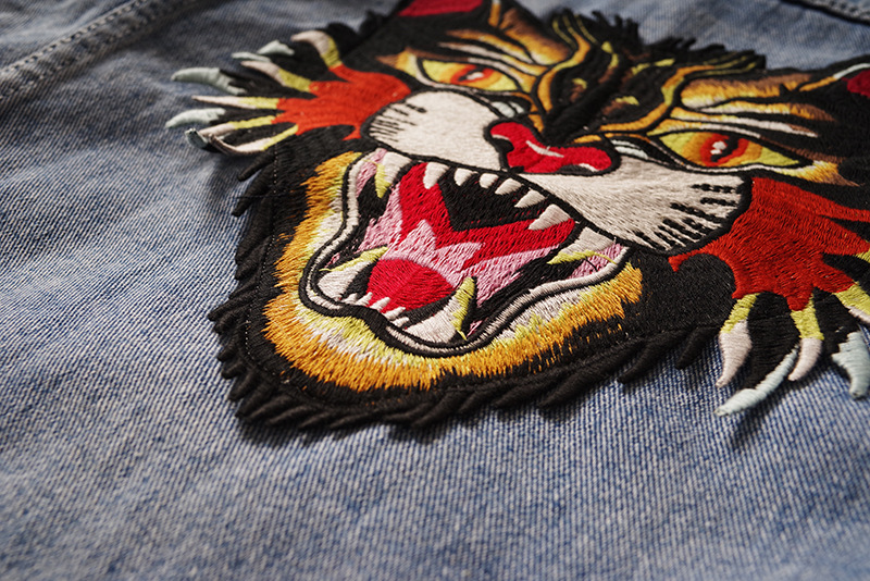 Marchio di abbigliamento maschile alla moda, giacca in denim con testa di gatto ricamata in modo squisito, camicia da uomo alla moda, stile Hong Kong, studente, coppia, strappata_voghion.com