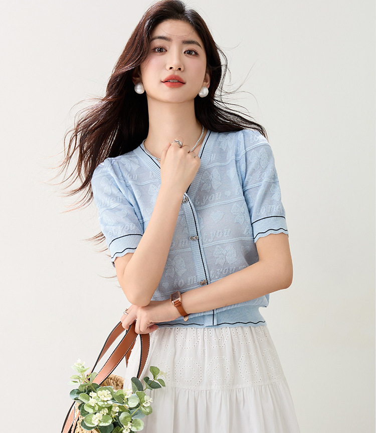 Áo thun nữ tay ngắn cổ chữ V họa tiết Jacquard chất liệu Ice Silk mềm mại — màu thiên thanh chi tiết 2