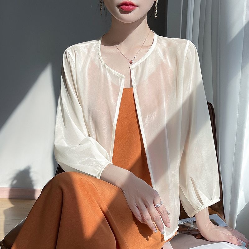 Stylish thin chiffon sun protection shirt for women, loose fit, versatile, round neck, three-quarter sleeves, buttonless top, chic and sophisticated.