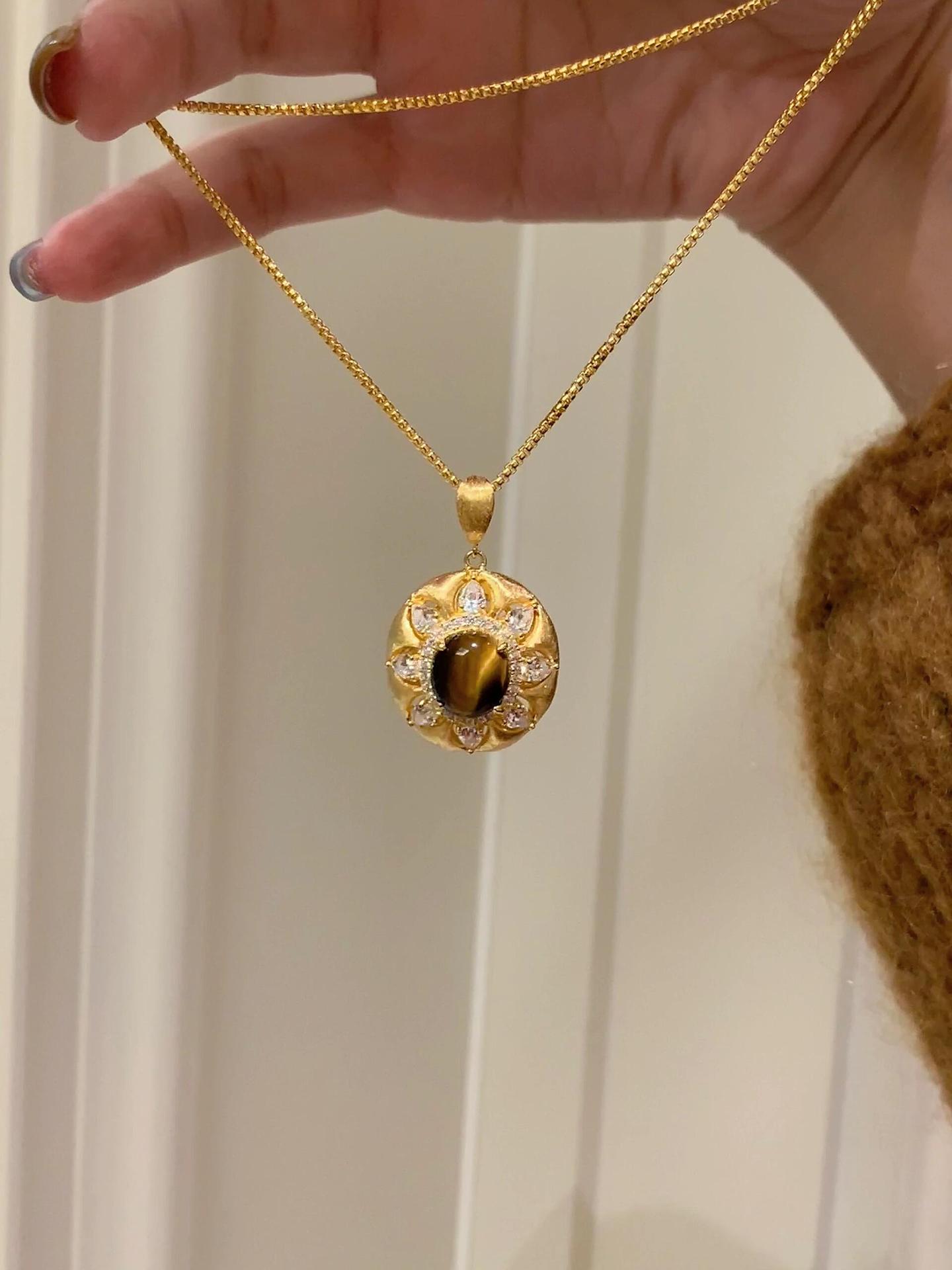 Light Meladra Silk Sunflower Necklace For Women, Vintage European And American Style Sweater Chain, Niche_voghion.com