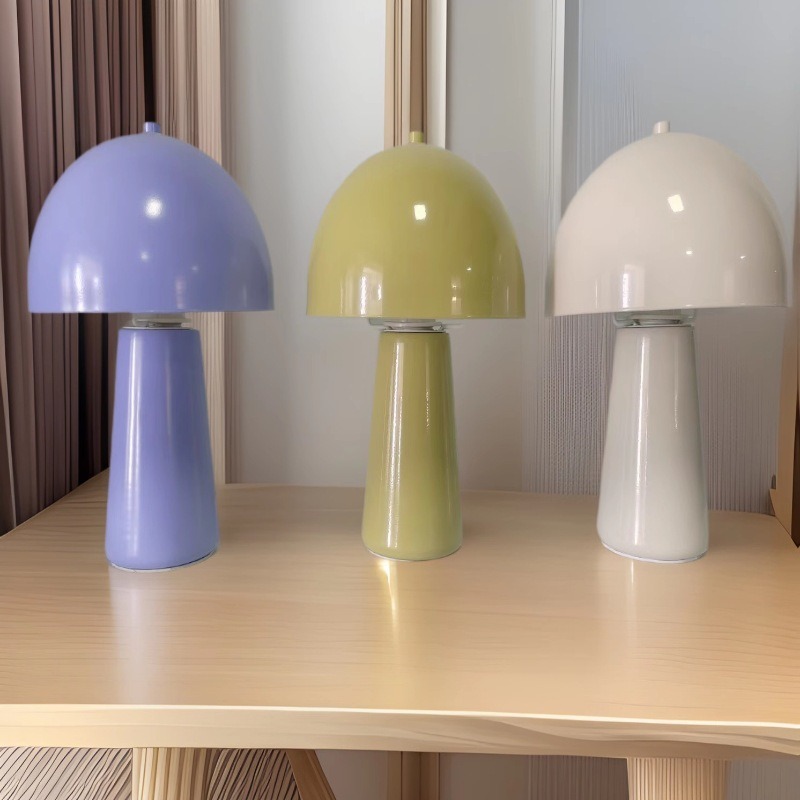 Creativa nórdica Lámpara de mesa de hongos de metal retro de alto valor Lámpara de noche de dormitorio medieval Decoración del hogar Mushroom