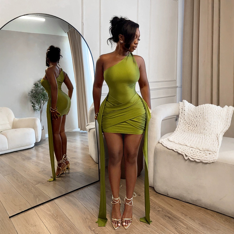 European and American style sleeveless strapless one-shoulder bodycon mini dress, sexy and stylish, with long flowing straps, perfect for nightclubs, and a figure-hugging fit European and American style sleeveless strapless one-shoulder bodycon mini dress, sexy and stylish, with long flowing straps, perfect for nightclubs, and a figure-hugging fit