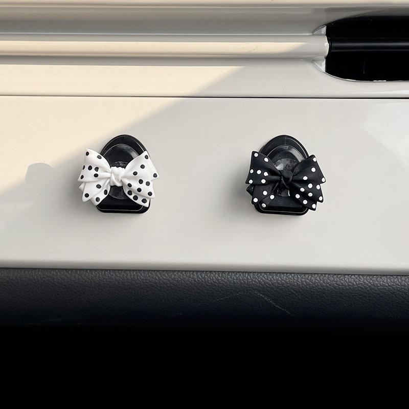 Gancho de automóvil de la disposición frontal multifuncional creativo de automóvil pegado pequeño gancho de automóvil de decoración de automóviles para mujeres