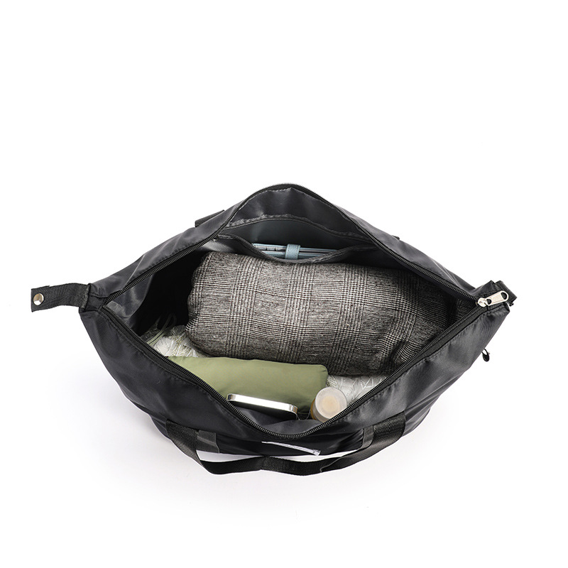 Capacious travel bag wet and dry separation