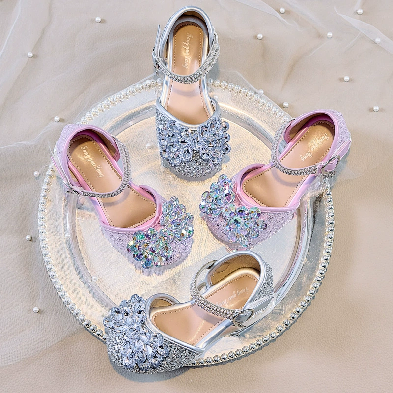 Детские босоножки для девочек 2025: новая летняя мода, на высоком каблуке, с мягкой подошвой, для маленьких принцесс, с кристаллами