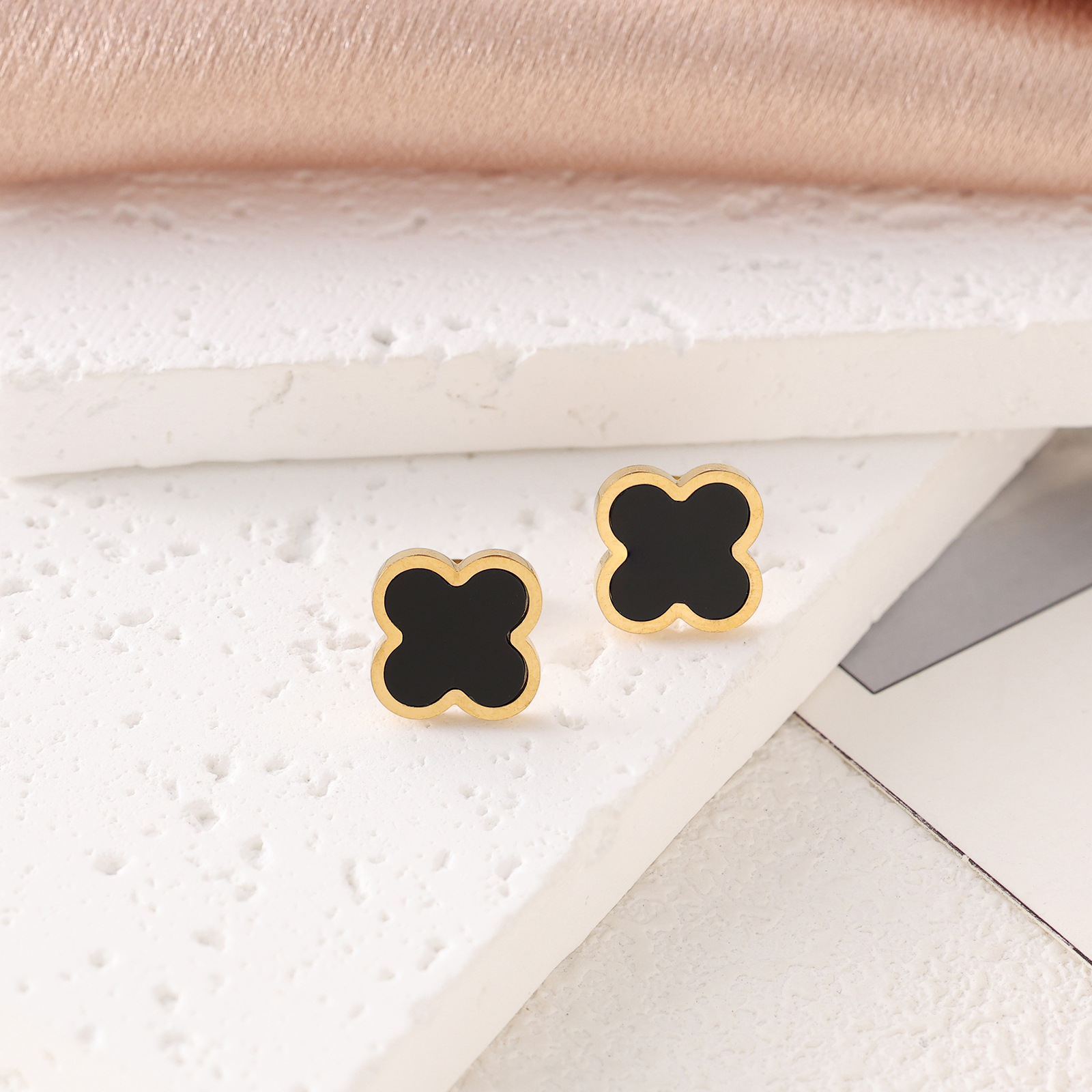 625 블랙 귀걸이 (단면)