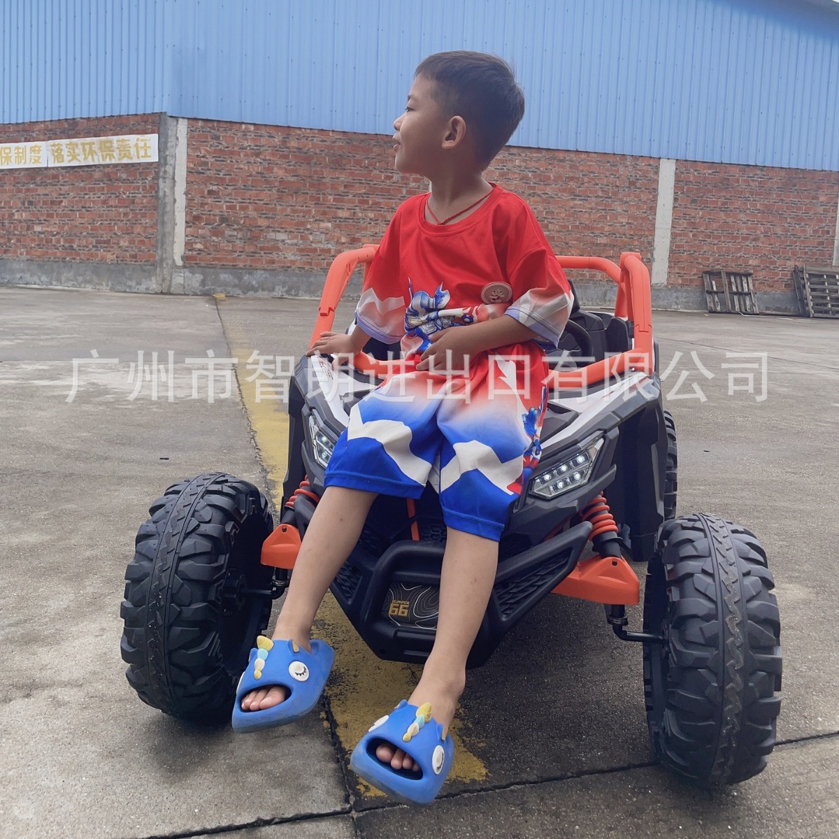 Un niño de 13 años, un gran vehículo todoterreno eléctrico de cuatro ruedas, un control remoto de dos plazas, puede sentarse en un automóvil para padres e hijos para adultos, un diseño de dos plazas