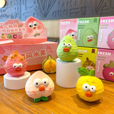 Оригинальный стиль резьбы по дереву, фруктовая серия, автомобильные украшения из смолы, креативные забавные привлекательные персиковые украшения для рабочего стола, оптовая продажа