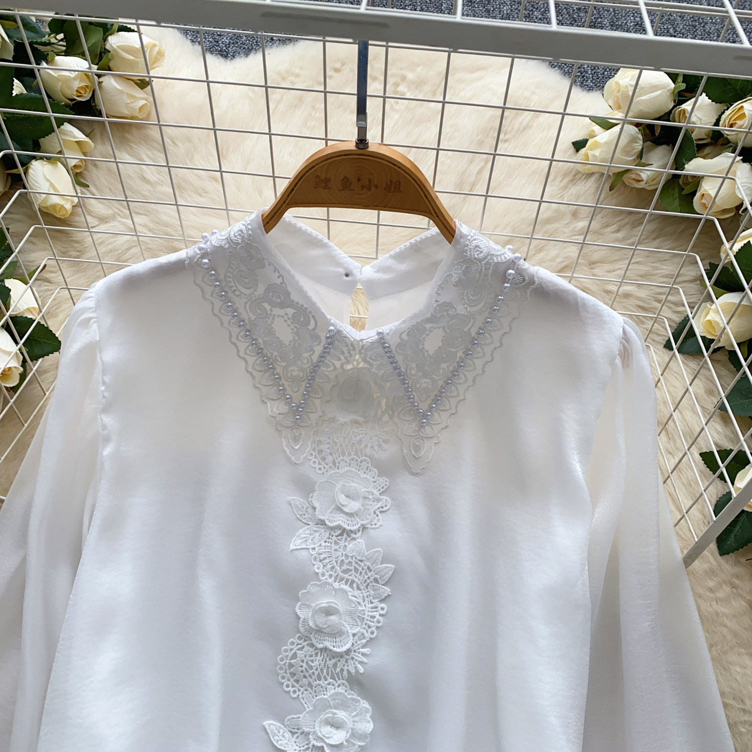 Camicetta donna stile francese in pizzo con perle e dettagli mesh_voghion.com