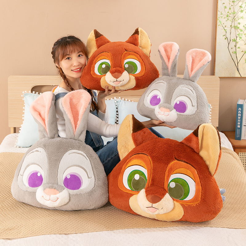 新型の狂った動物の城のニックのキツネの大きい頭はかわいい漫画を包んで枕のぬいぐるみを抱いて機械の人形をつかんで卸売りします。|undefined