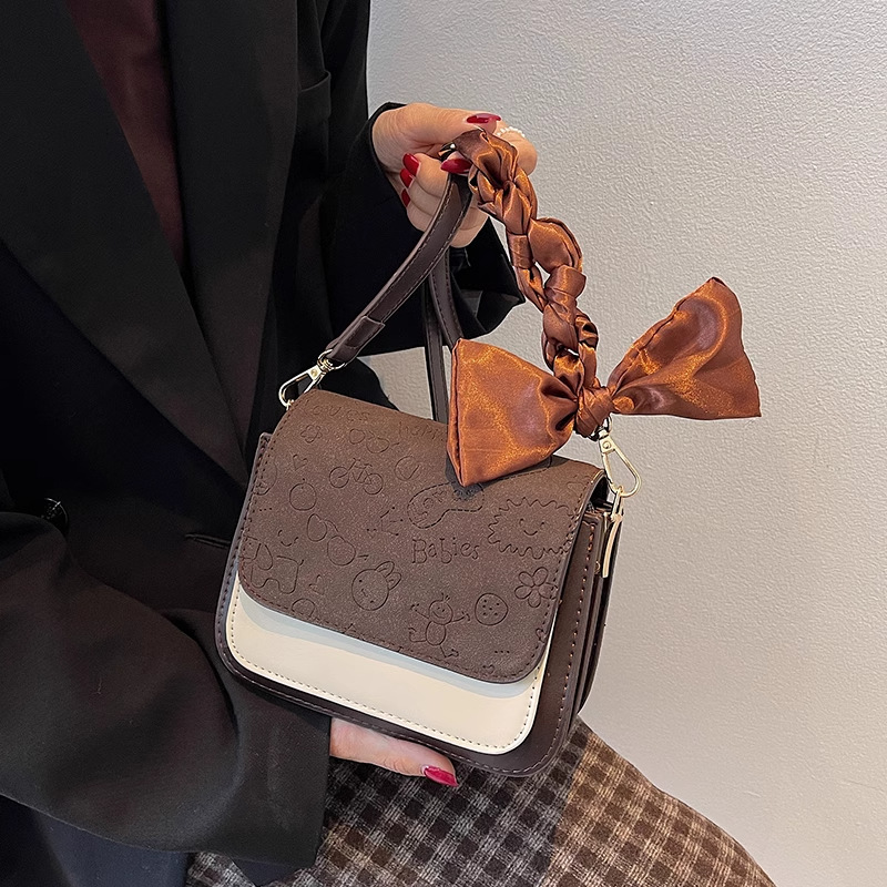 Borsa a tracolla da donna in materiale opaco elegante versatile_voghion.com