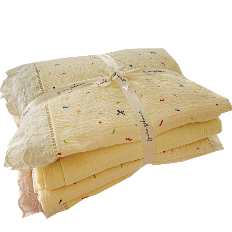 Una cama de hilo de doble capa de estilo crema de cuatro piezas de algodón puro encaje de algodón funda de edredón funda de edredón sábana juego de tres piezas