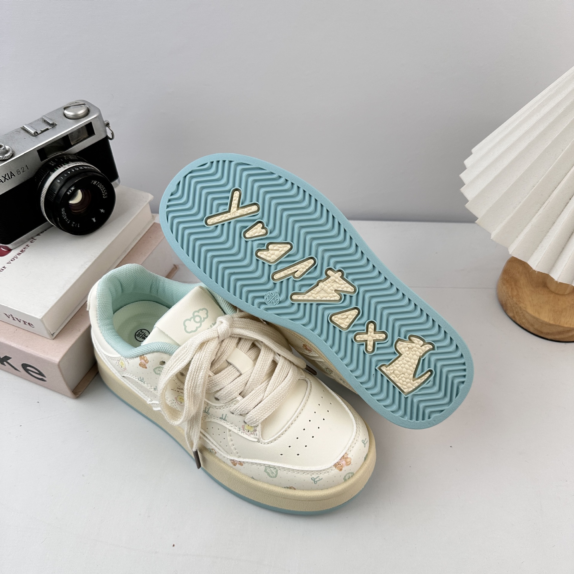 Zapatos de moda de mujeres Yuanbo 2025, zapatos de skate para mujeres coreanas, zapatos blancos rojos de nicho, zapatos de placa azul de glaciar.