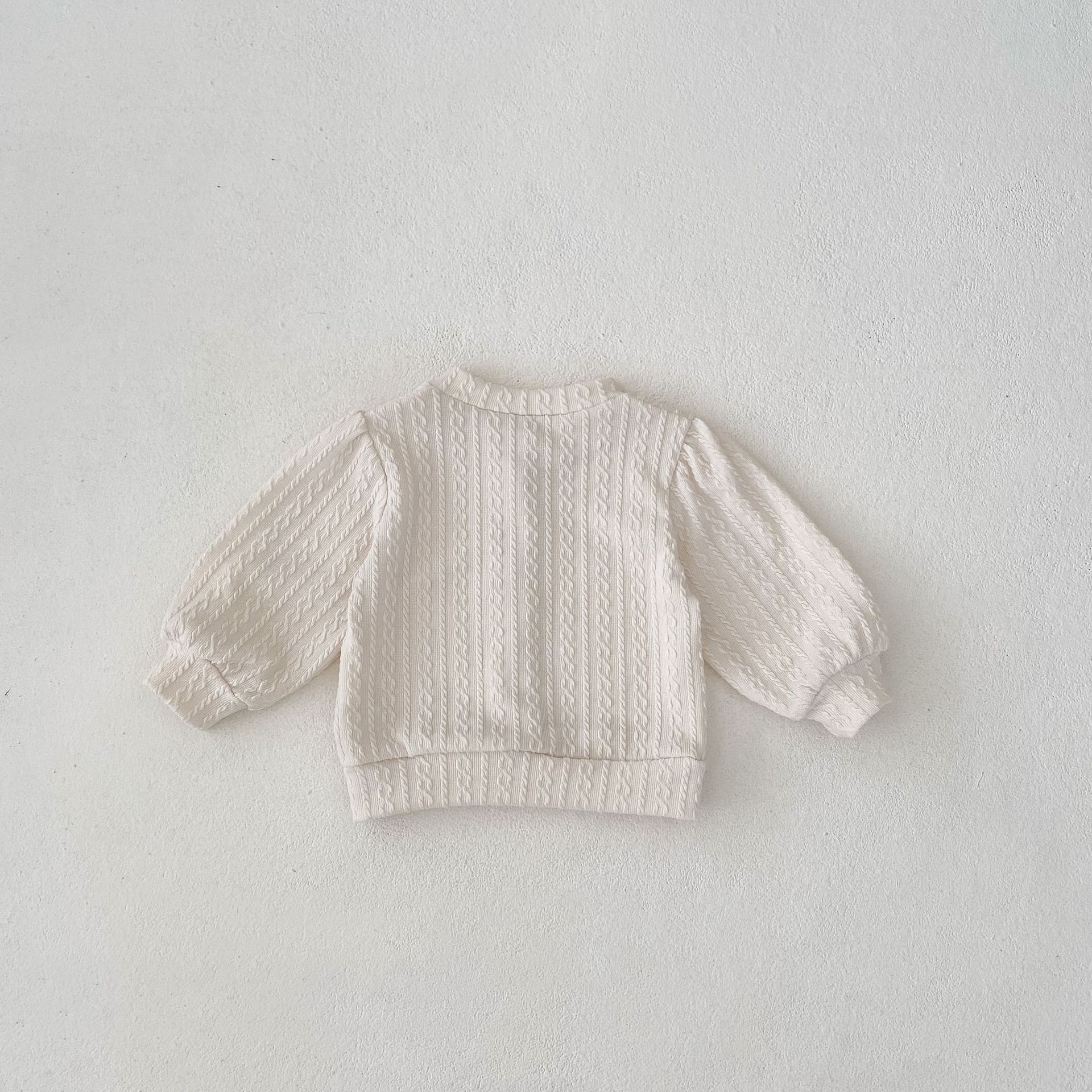 Jesenski set od tri dijela za djevojčice 2024. s čipkastom majicom s ovratnikom, mrežastim hlačama i jednobojnim žakard kaputom, Taken_voghion.com