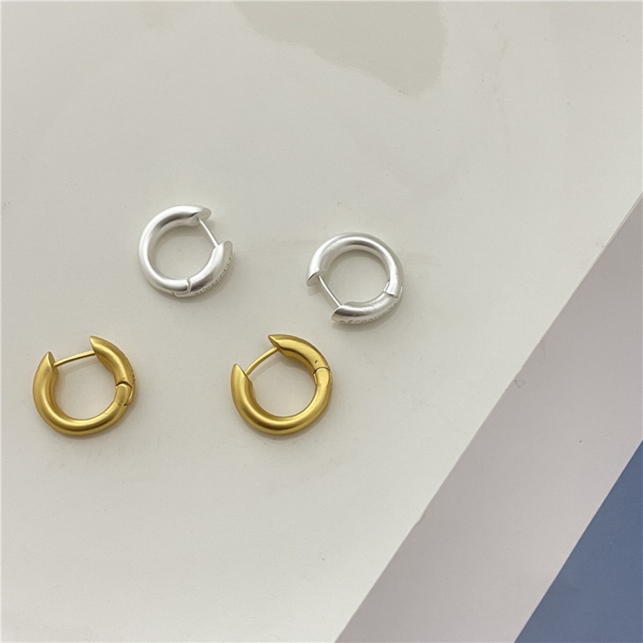 Niche Matte Gold Plain Hoop Trendy Circle Ear Buckle Luxury Hoop Earring display picture 3