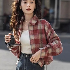 格子が毛を磨いている春と秋の新型のコートはゆったりしていて、だらだらしています。