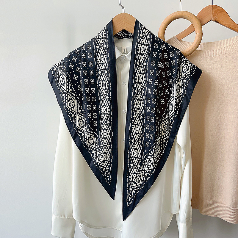Nueva toalla triangular, bufandas de seda a rejilla de cintura de geometría negra y blanca, bufandas de seda coreanas retro, bufandas literarias y versátiles