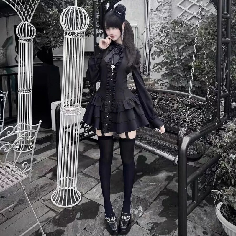 Gothic-style, dark, fitted black long-sleeved shirt dress, new spring/autumn collection, retro and elegant, with a cinched waist, a small black dress