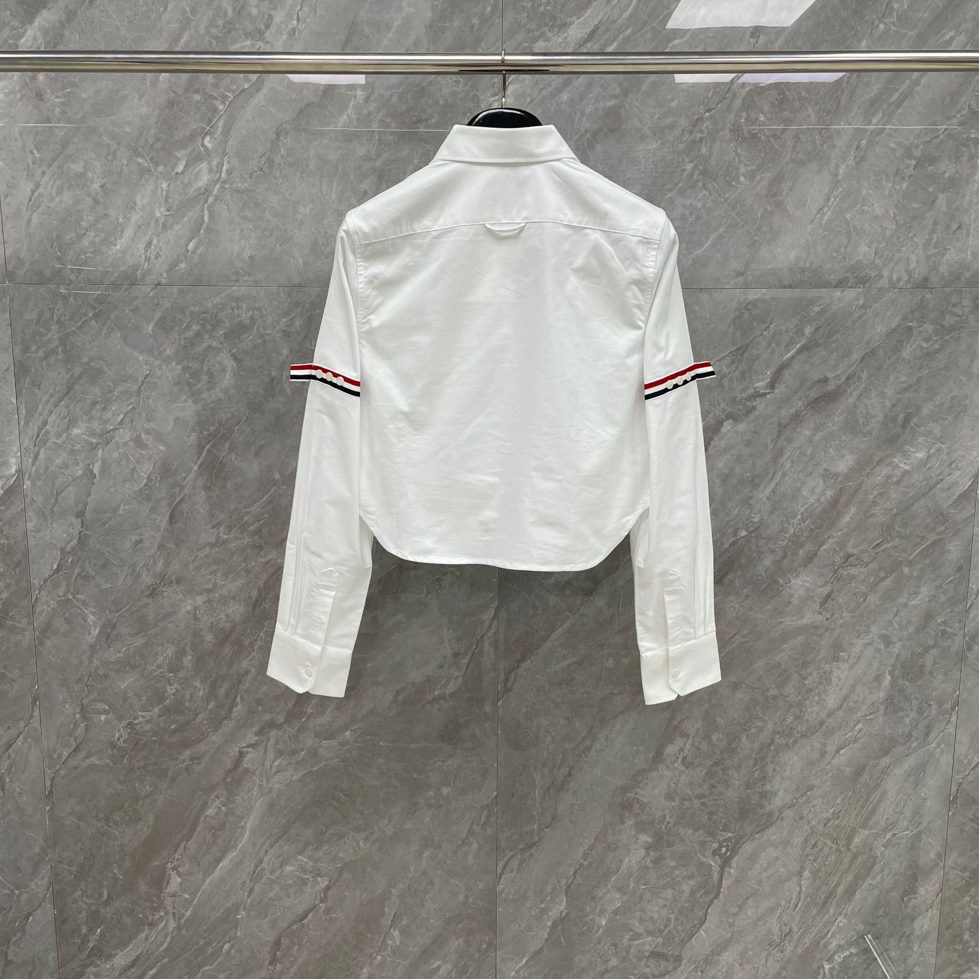 メーカー直営tb露出臍シャツ純色オックスフォード紡績双袖標準白半ズボンシャツ女性大衆感デザイン