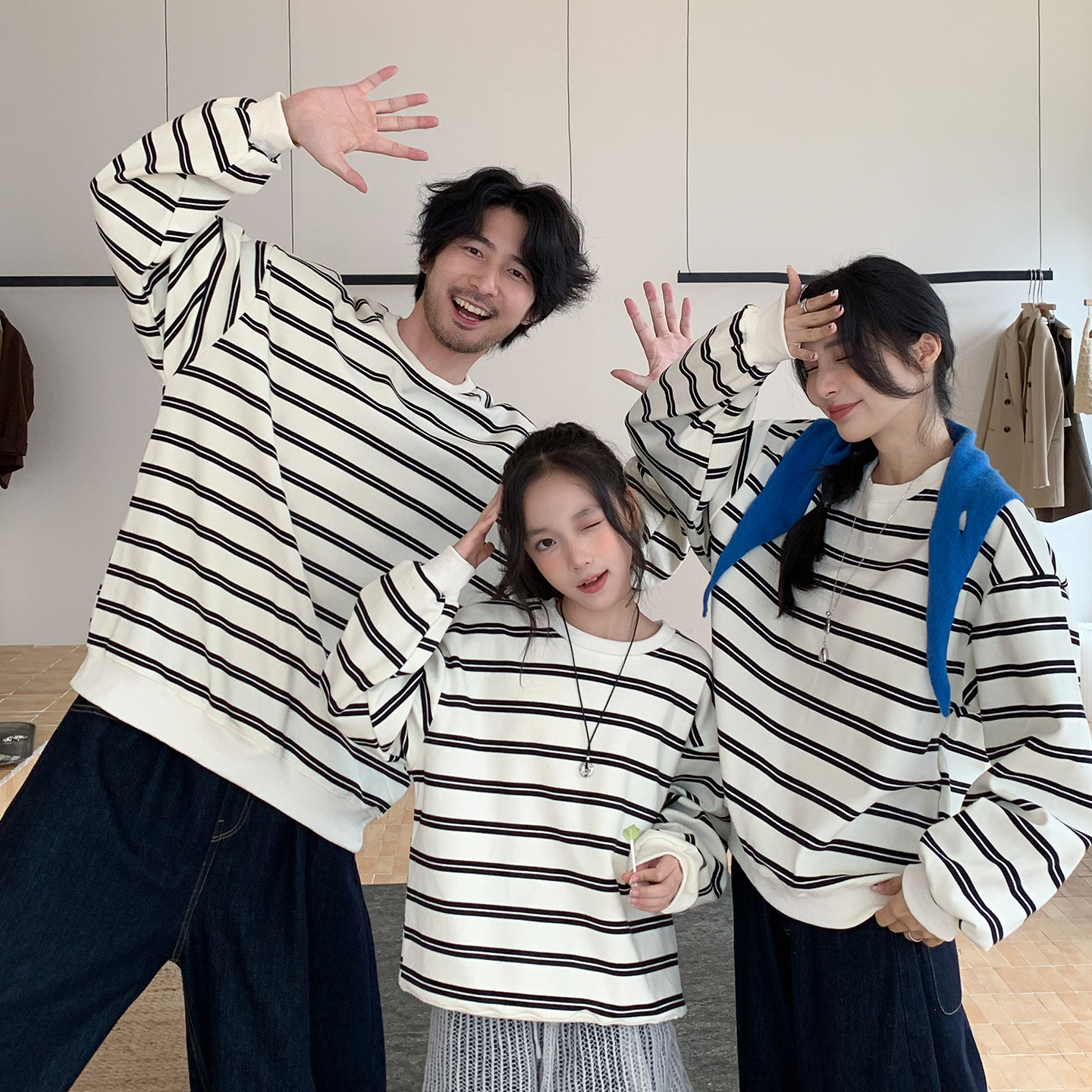 Korean-style black and white striped family sweatshirts for spring and autumn, casual style for a family of three, mother-child and father-son matching outfits, long-sleeved trendy clothing for the whole family