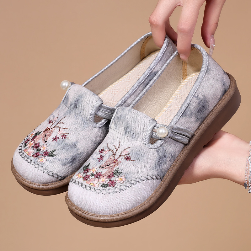 Zapatos de mujer con suela suave no cansan los pies de verano nuevos zapatos de tela viejos de Beijing zapatos de madres con un pie de zapatos de flores de flor de calzado chino