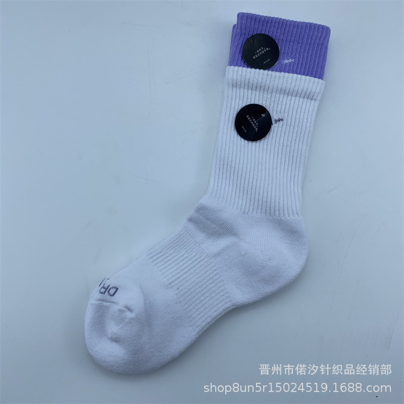 2023新品の偽の2つのつなぎ合わせのスポーツの靴下の中で筒の高い筒の男女の同項のマカロンカラーの厚いタオルの底