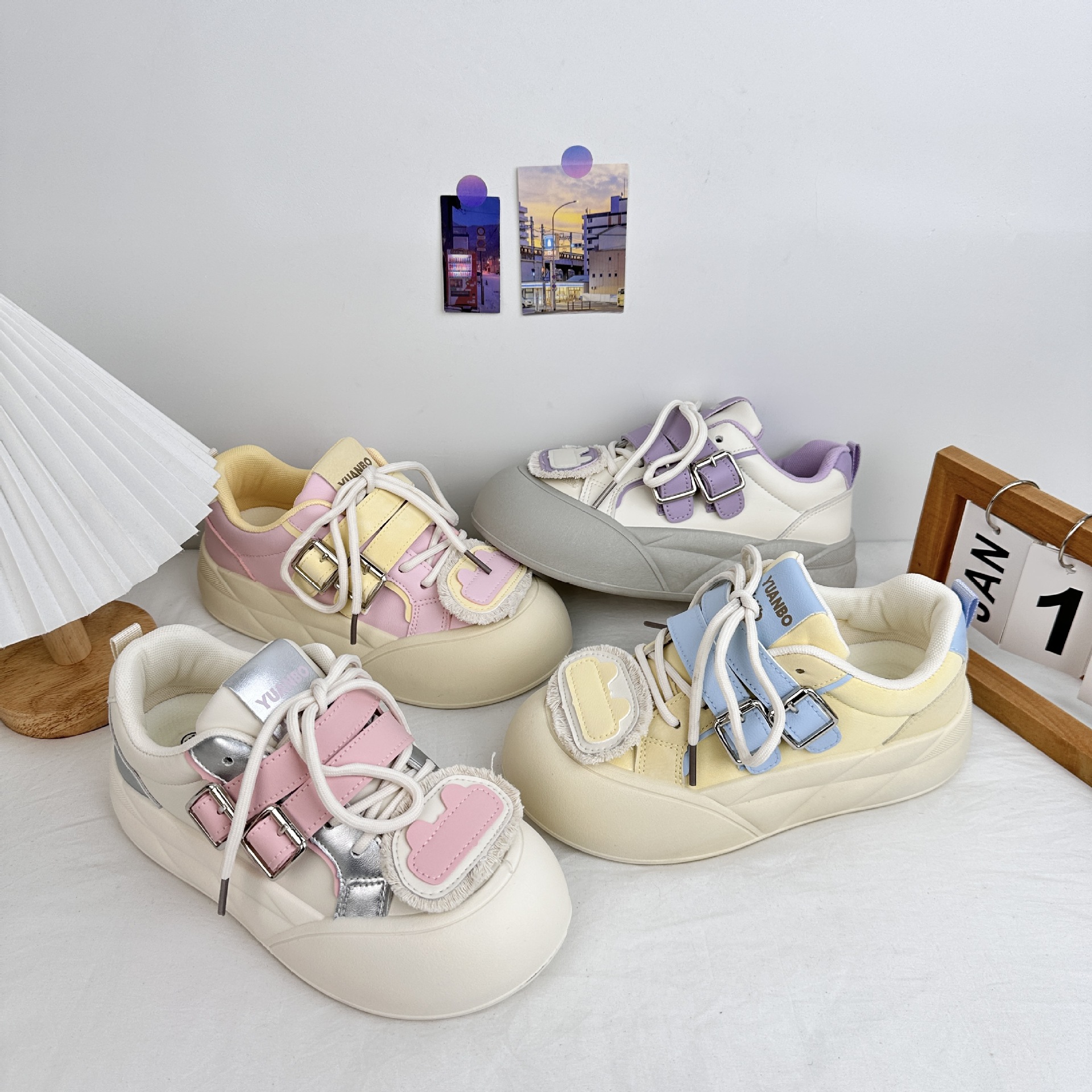 Tortas de pino de onda lejana, suela gruesa, zapatos blancos, estudiante, moda de primavera 2025, zapatos de pan de cabeza grande, zapatos de tabla, cabello femenino