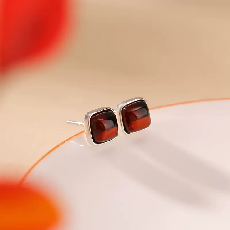 悦宝珠宝S925纯银血珀复古时尚简约几何方形耳钉气质菱形百搭耳饰