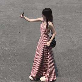 旅游出行穿搭挂脖格子吊带连衣裙2025年夏季新款法式长裙裙子女装