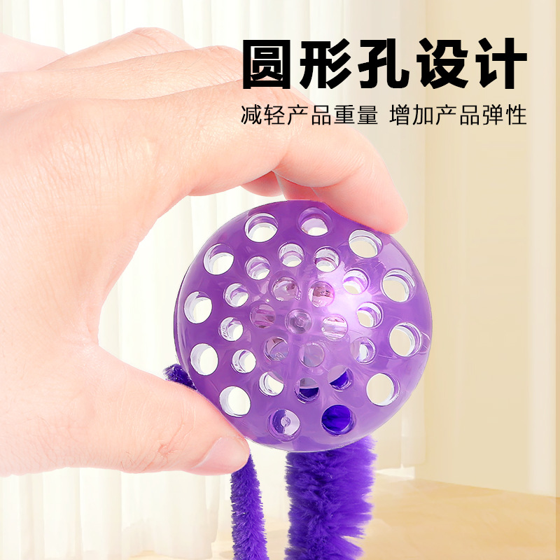 Gato rebotando oruga bola de mascota que muerde sin romperse