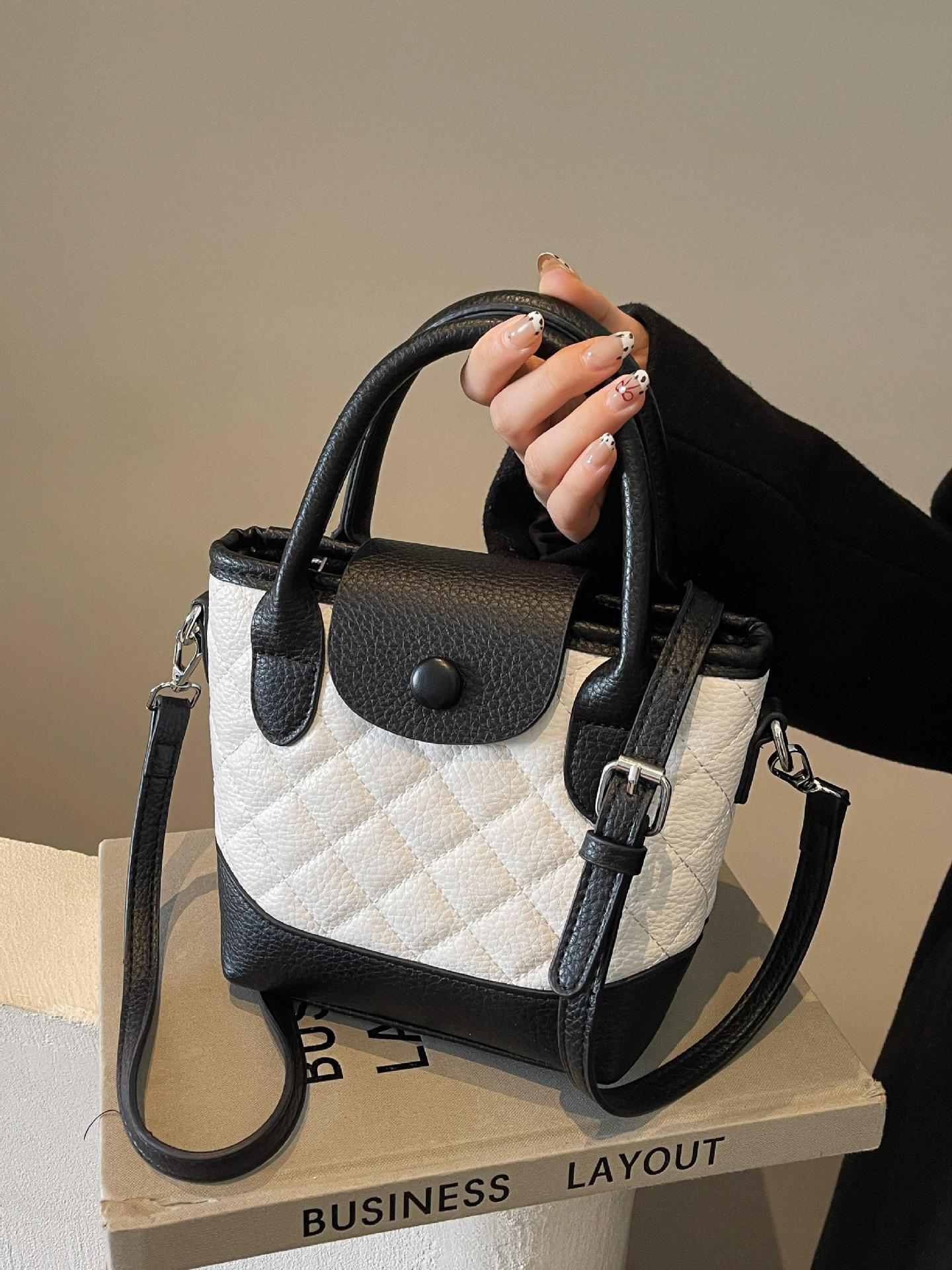 Lingerie bolso de cubo de mano para mujeres 2025 nuevo estilo coreano simple bolso de hombro de alta sensación versátil bolso de mochila de moda